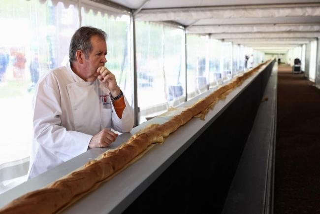 法国面包师烤出140米长法棍