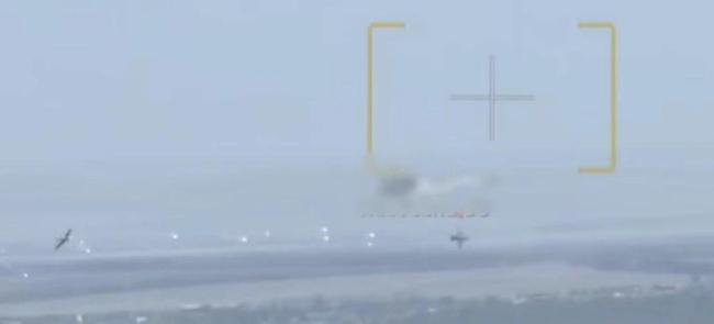 俄军苏25战机来回飞越乌城市上空 弹药如雨浓烟起