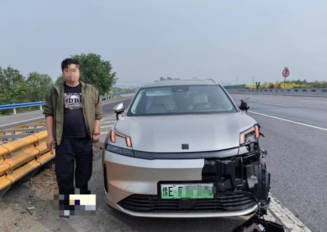 小车下错高速出口变道酿事故负全责