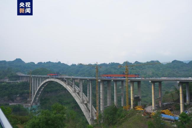 四川乐西高速苏坝特大桥顺利实现双幅贯通