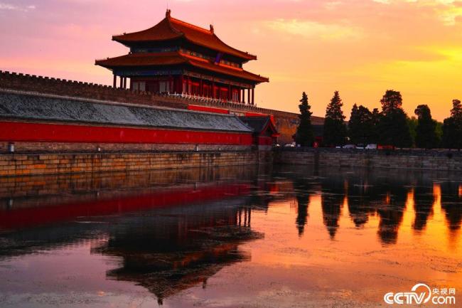 北京：絢麗晚霞與古建築同框