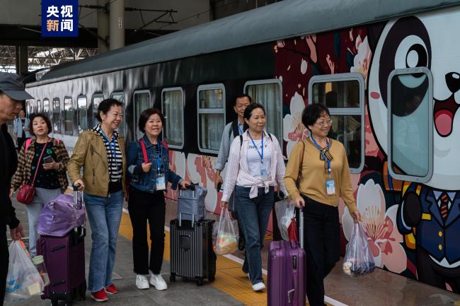 西南地区首趟！中老两国旅游列车“熊猫专列”开行