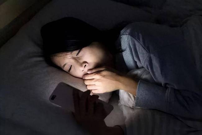 睡前玩手机当心会变丑，长期睡前玩手机的5大危害