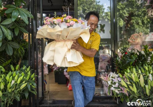 母亲节到来 各地鲜花俏销