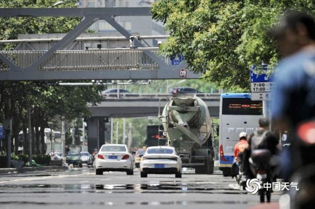 今年北京首次冲上30℃ 暖热升级行人遮阳出行