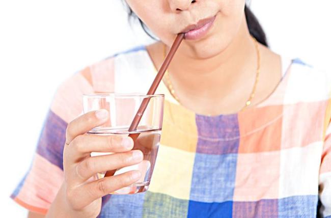 长期用吸管喝水可能会加深唇纹 用吸管真的能让人多喝水吗？