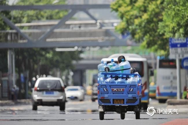 今年北京首次冲上30℃ 暖热升级行人遮阳出行