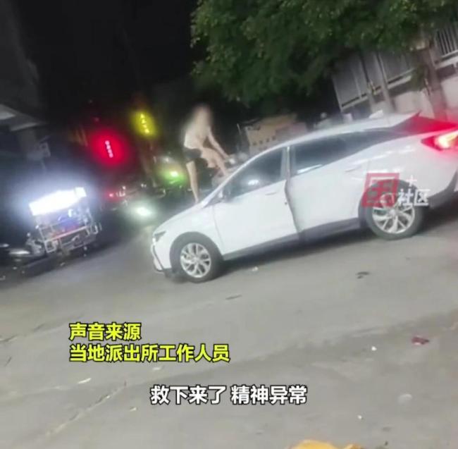 广东一女子街头大闹 爬路灯踩车顶，派出所回应