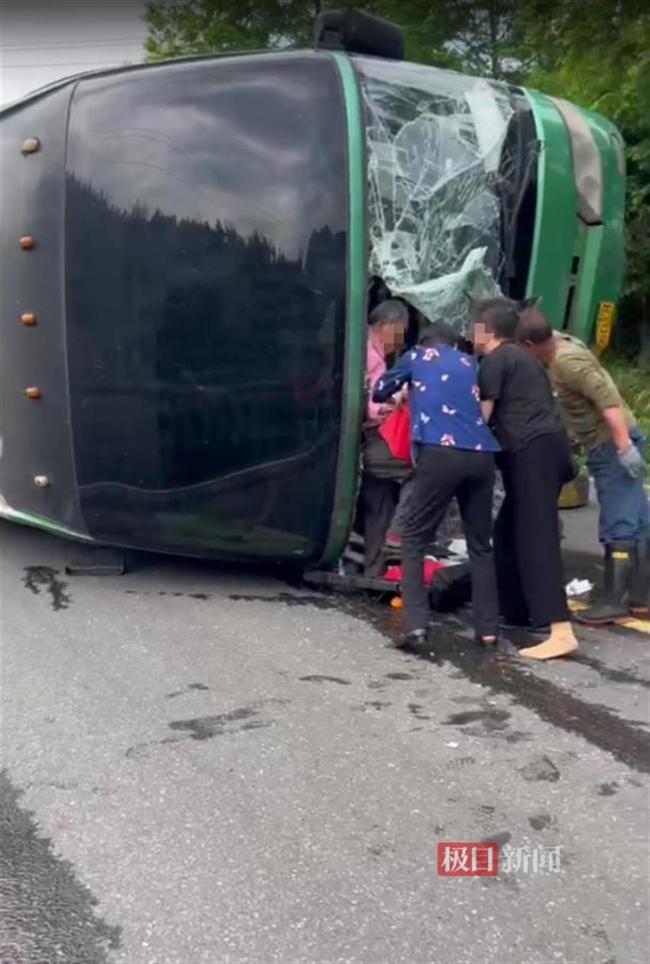 重庆一大巴车侧翻致1死4伤 原因调查中