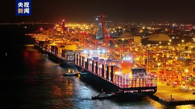 三艘400米超大型集装箱船舶停靠厦门港