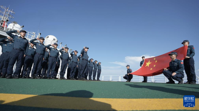 中国海警在黄岩岛海域开展日常训练 维护主权，强化战备