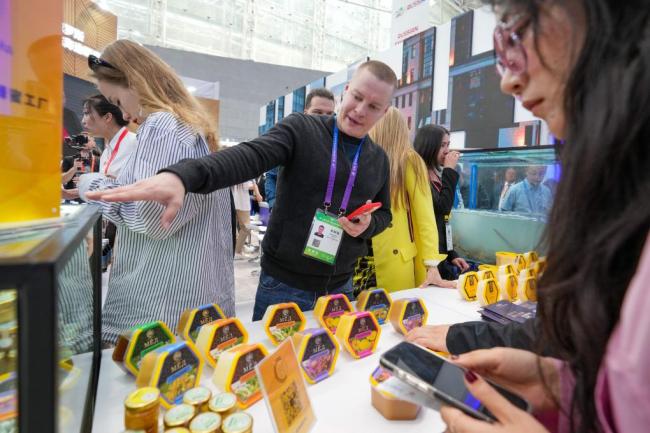 中俄博览会上的“俄罗斯味道” 鲜活海鲜吸睛无限