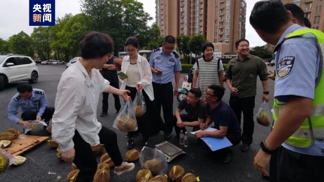 交警摆摊卖榴莲？背后原因好暖心