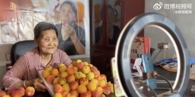 83岁没牙杏奶奶是全村人的幸运星 四年直播情暖网友心