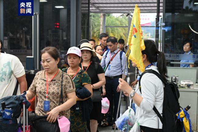 首發！170名越南籍遊客乘“中越友誼號”專列赴滇
