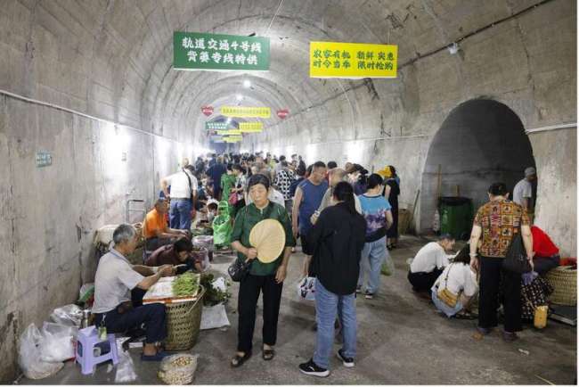 重庆：防贫苦里的“背篓菜市集”