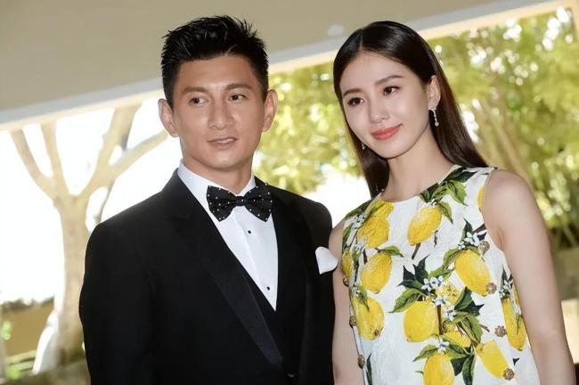 吴奇隆带儿子逛商场,温馨互动显父爱