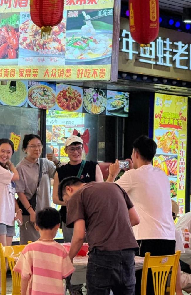 大爷剥橘子给B太试吃前在抠脚 网友观察入微引热议