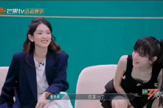 没人告诉孙夏铃要脱鞋吗？袜子破洞成焦点