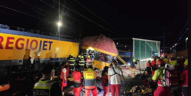 捷克火车相撞事故已致4人死亡 20余人受伤