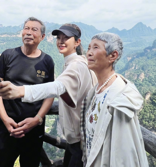 李冰冰带父母游张家界 一家幸福满屏，孝心之旅显温情