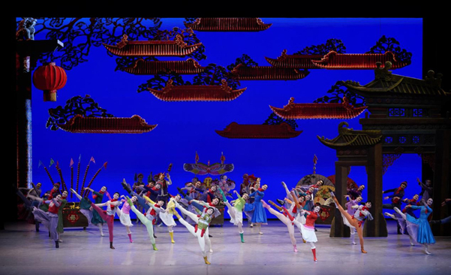 2024年1月27日晚，在阿联酋首都阿布扎比酋长国皇宫剧院，中国中央芭蕾舞团演员在演出中国贺岁芭蕾舞剧《过年》。