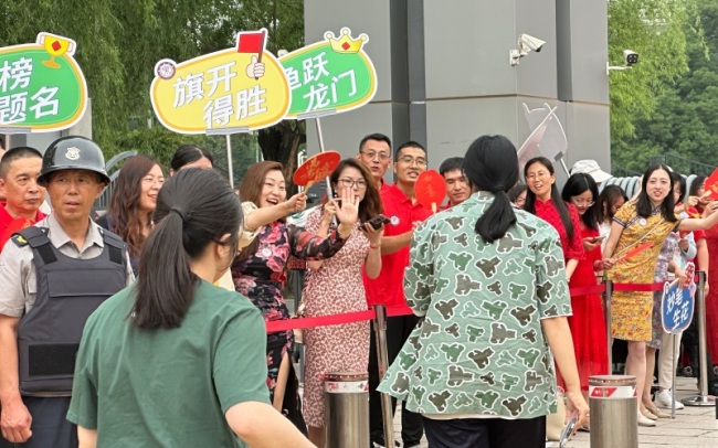 高考首日北京考场外的暖心瞬间