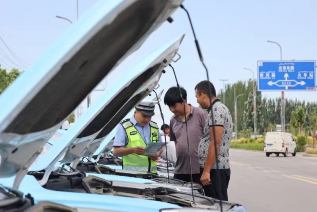 移民管理警察为高考学子送祝福 开通绿色通道 助力梦想起航