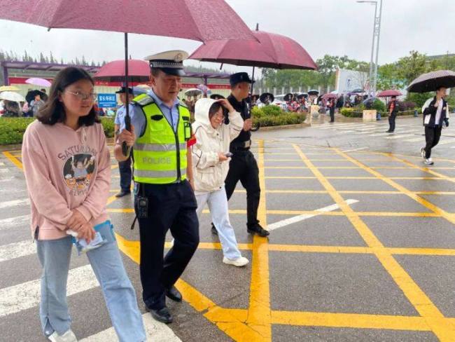 考生花式出状况 民警出招化解难关 雨中护航显温情