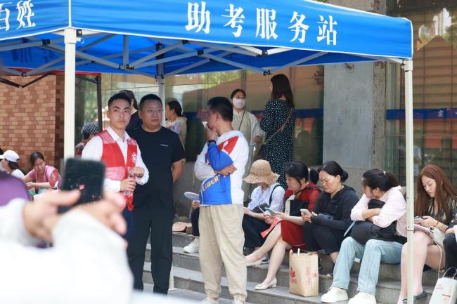 考場(chǎng)外的“守望者” 鮮花寄深情，靜候佳音來(lái)