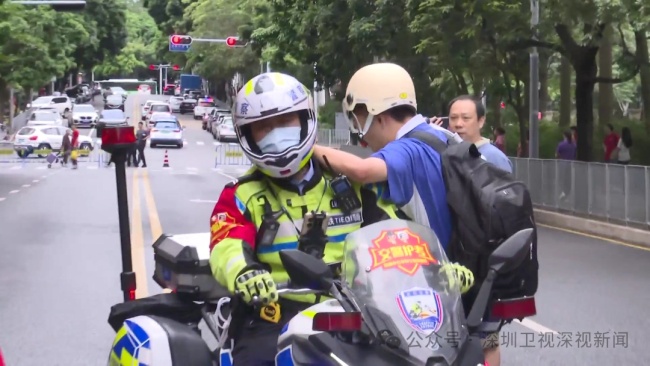 姥姥给高考外孙女送向日葵跑错考点 温馨送考情满场