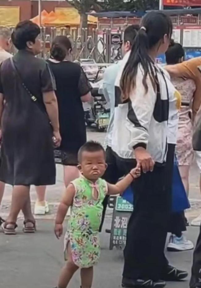 在考场门口开酒真的很浪漫啊 姐妹庆高考成佳话