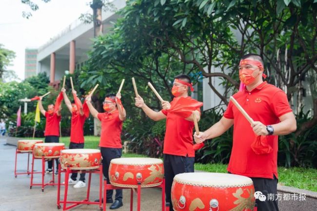 姥姥给高考外孙女送向日葵跑错考点 温馨送考情满场