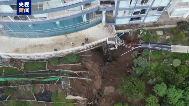 智利暴雨引发山体滑坡 一公寓楼濒临倒塌