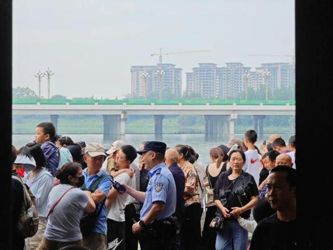 龙舟赛安保现场小朋友喂民警吃粽子 温情一幕暖人心