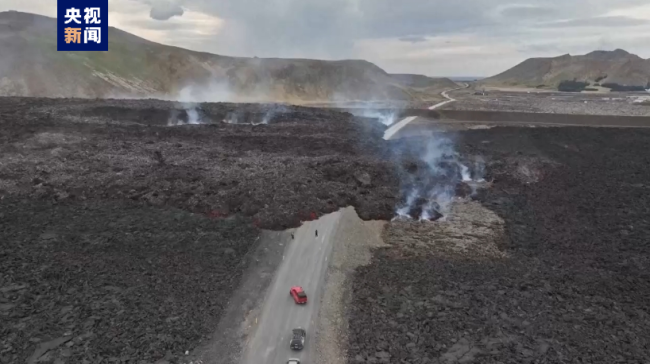 冰岛火山熔岩流吞没道路 缓慢流向城镇