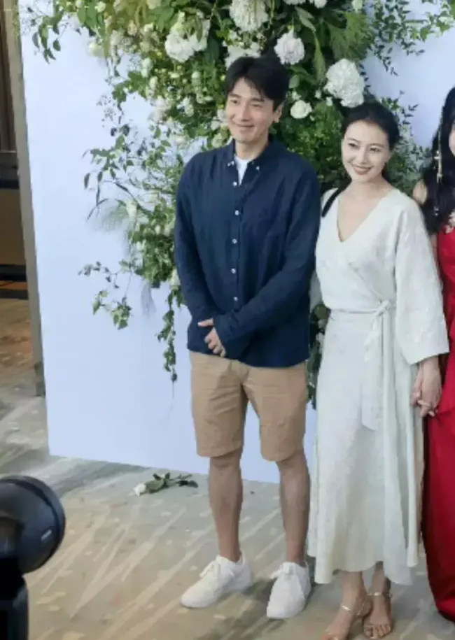 高圆圆赵又廷参加婚礼,穿绿裙戴珠宝好漂亮,席间大秀恩爱!