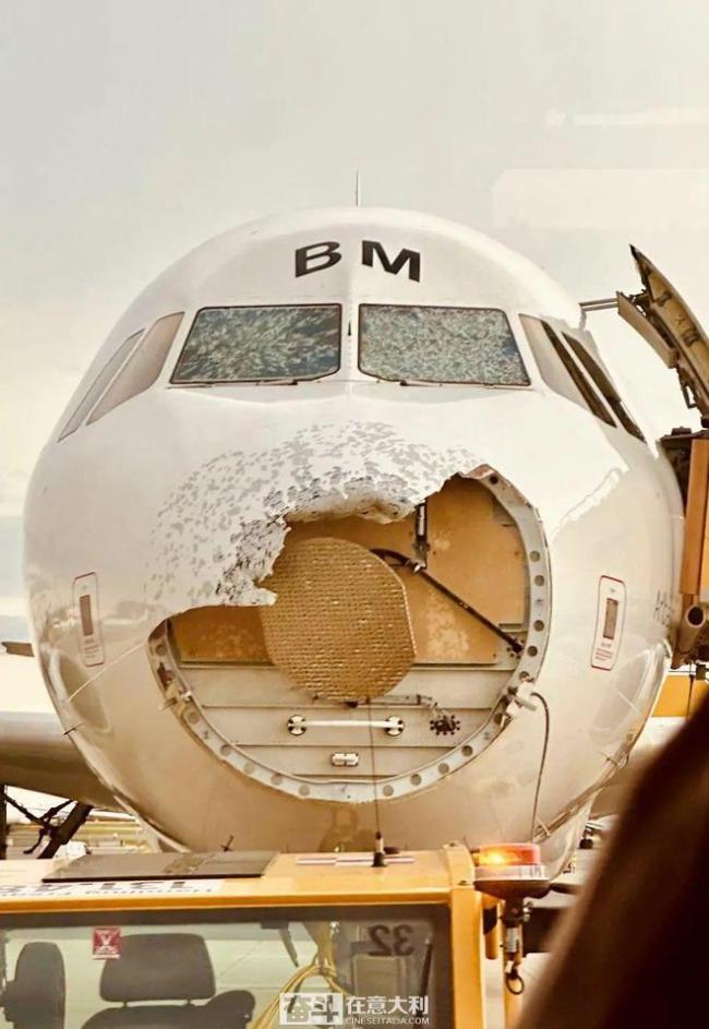 奥地利航空客机遇冰雹袭击 机头受损，安全迫降维也纳