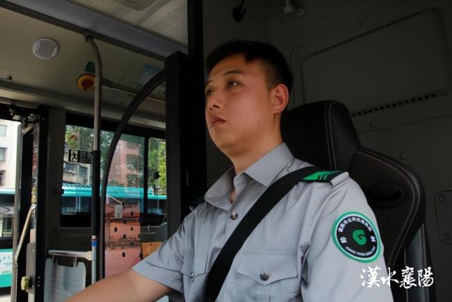 湖北襄阳：6条大艺展公交专线开通，新式工装亮相迎客