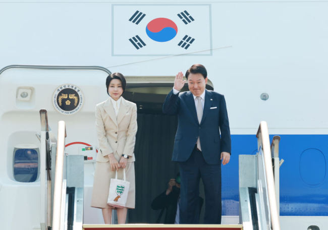 韩国总统夫人拎上了帆布包