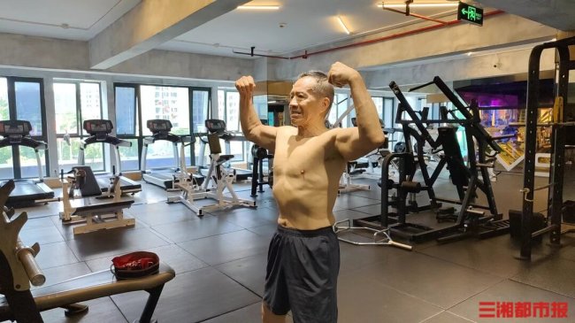 75岁大爷健身41年获健美冠军