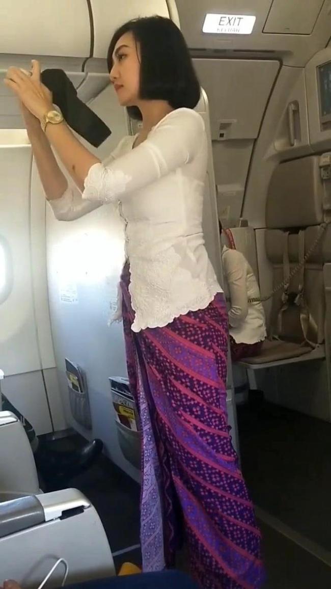 印尼空姐制服大变脸 换成裤装小白鞋让人眼前一亮