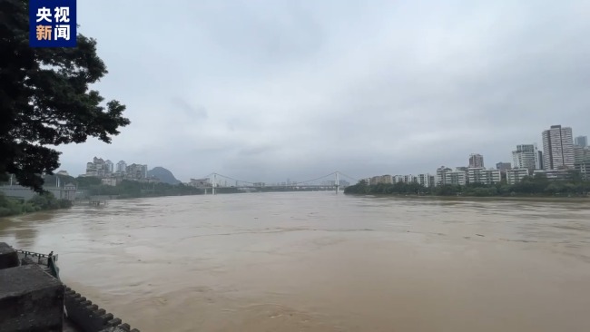 水位达80.65米 广西柳江河洪峰过境市区河段