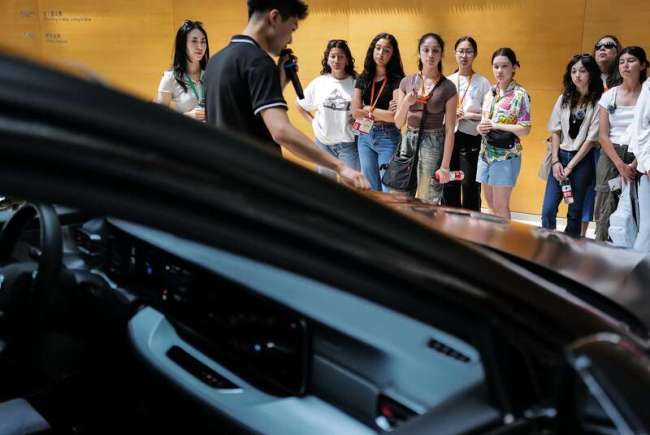 走進新能源汽車創新中心，美國青年代表點讚中國車