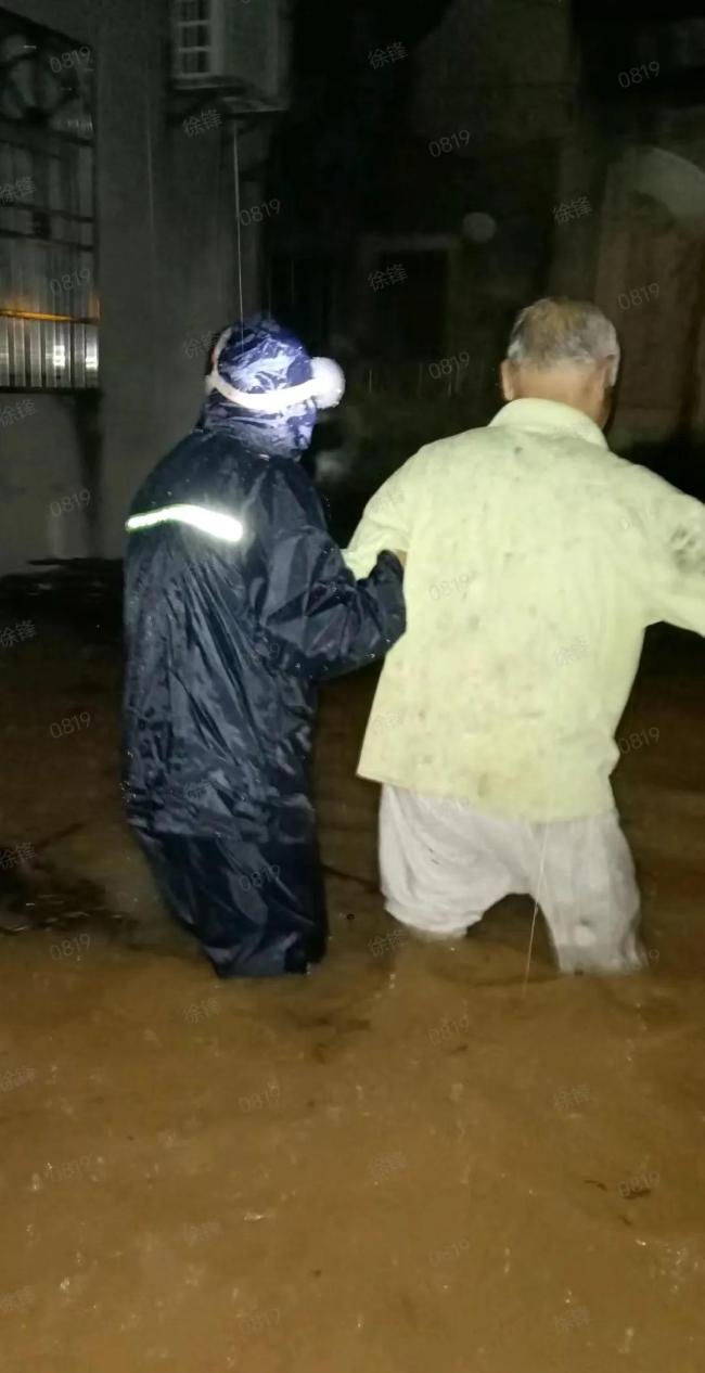 梅州人实拍洪水后房屋一片狼藉 救援力量紧急行动