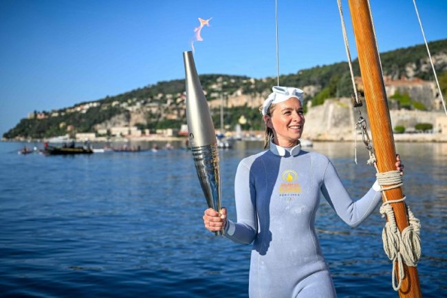 巴黎奥运火炬水下传递 自由跳水冠军接力