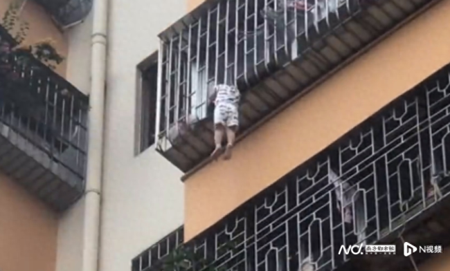 孩童被卡7楼阳台 男子空降解救：英雄托举显勇毅