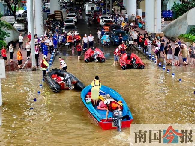 桂林男子驾艇救朋友顺手救20多人