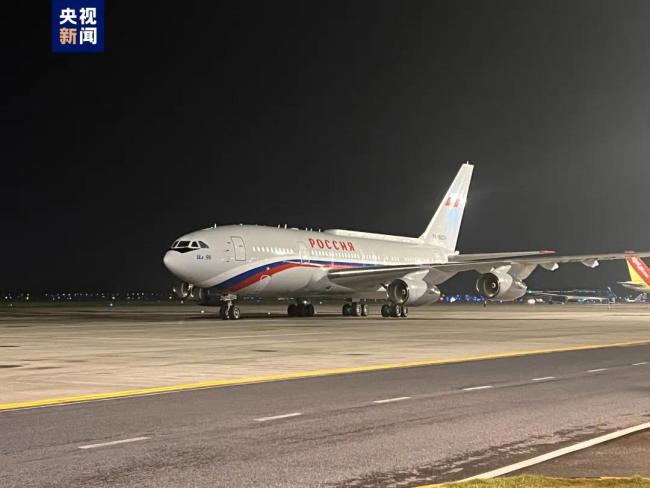 俄罗斯总统普京抵达越南进行国事访问