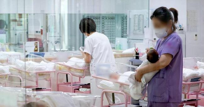 尹锡悦称再不生娃韩国会走向灭绝 出生率创新低，宠物推车胜婴儿车